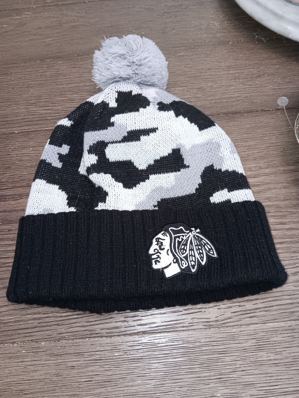 NHL Mens Black & Gray Camo Pom Beanie